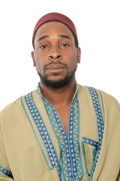 afrikaanse man die zich voordeed op witte achtergrond - boubou stockfoto's en -beelden