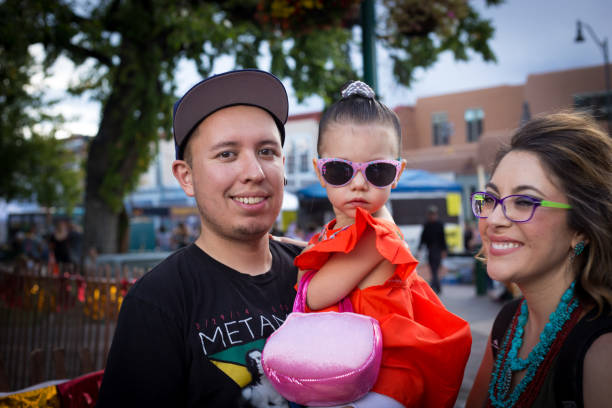 santa fe, nm : famille avec enfants à santa fe fiesta - spanish culture couple family latin american and hispanic ethnicity photos et images de collection