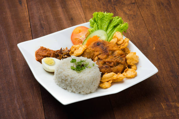 rice with fried chicken - 18812 imagens e fotografias de stock