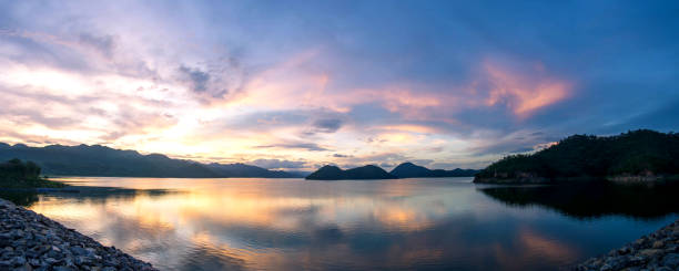 panpramic coucher de soleil magnifique réservoir au parc national de khuean srinagarindra povince de kanchanaburi, paysage panoramique thaïlande - asia kanchanaburi province lake nature photos et images de collection