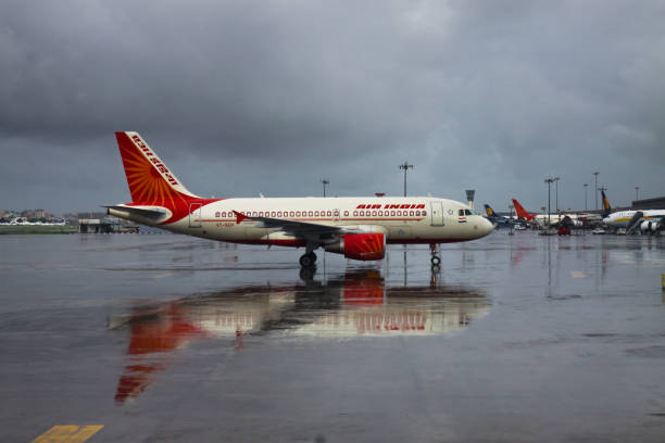 самолет air india облагается налогом в международном аэропорту мумбаи в индии - cockpit airplane commercial airplane boeing стоковые фото и изображения