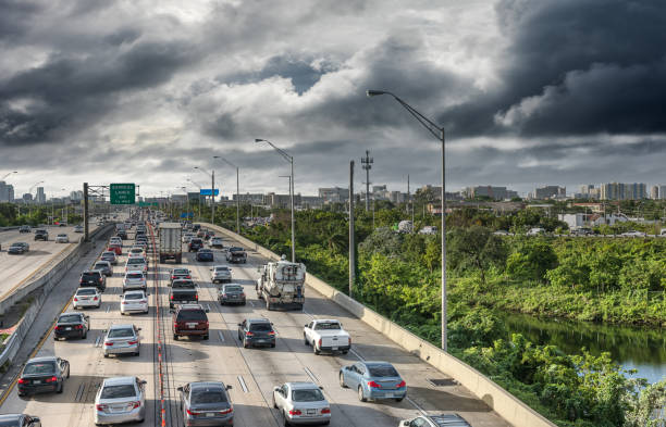 evacuation route - florida weather urban scene dramatic sky imagens e fotografias de stock
