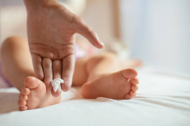 crema de bebé - baby baby blanket human foot towel fotografías e imágenes de stock