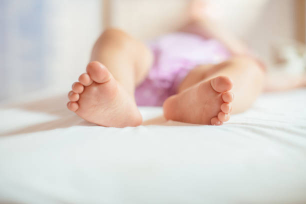 pata de bebé - baby baby blanket human foot towel fotografías e imágenes de stock