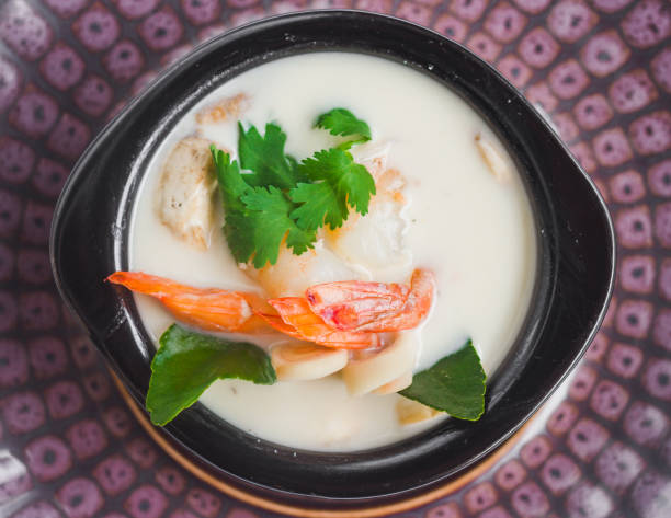 sopa de thom kha shrimp - coconut milk soup fotografías e imágenes de stock