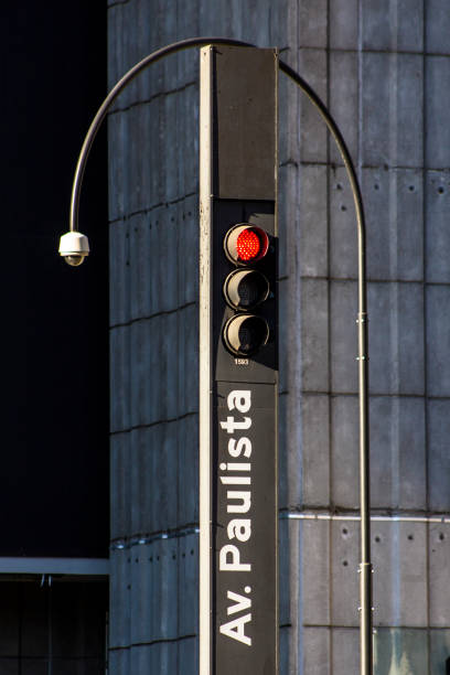 kamera, czerwony semafor i paulista avenue znak - city of center control police mobility zdjęcia i obrazy z banku zdjęć