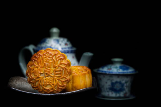 mooncakes предлагаются друзьям или на сборе семьи во время фестиваля середины осени / mooncake / китайский персонаж на mooncake представляют "двойной бе� - vegetable baked cake cup стоковые фото и изображения