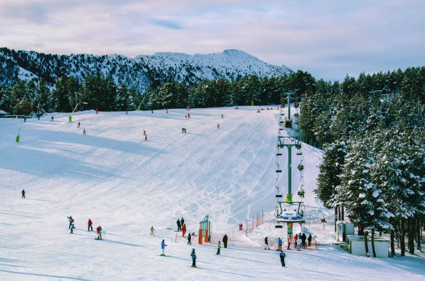 esquiadores de hobby em declive de andorra - ski resort winter ski slope ski lift - fotografias e filmes do acervo