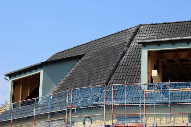 dak extansions op een residentiële woning - timmerman dakkapel stockfoto's en -beelden