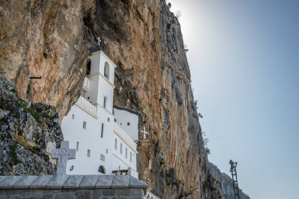 monasterio de ostrog ortodoxa de montenegro - ostrog fotografías e imágenes de stock