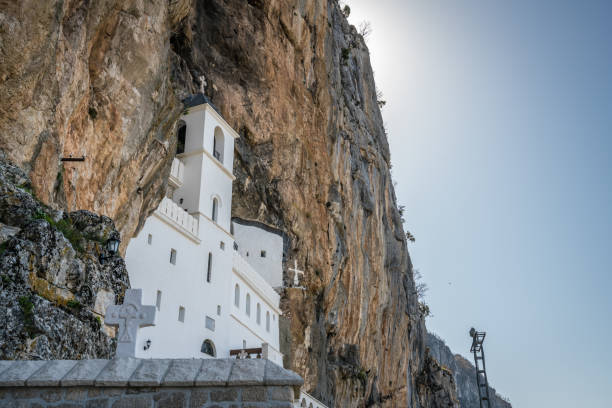 mosteiro ortodoxo de ostrog em montenegro - ostrog - fotografias e filmes do acervo