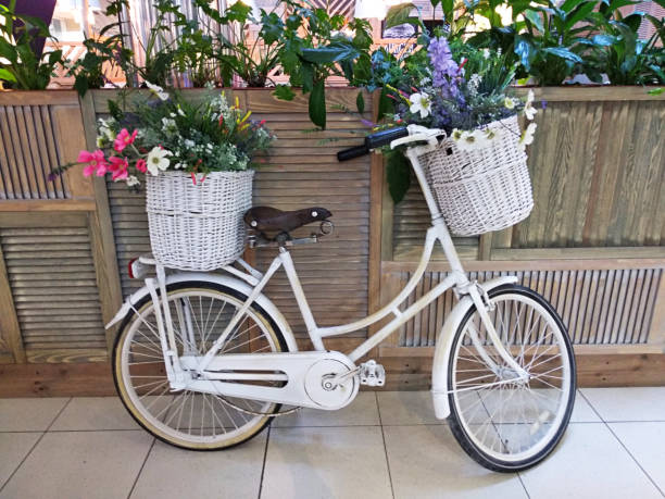 花バスケット自転車。ショッピング モールの女の子の自転車