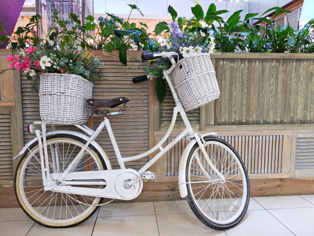花バスケット自転車。ショッピング モールの女の子の自転車