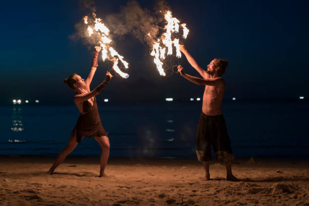 strand-zirkus - fire dancer stock-fotos und bilder