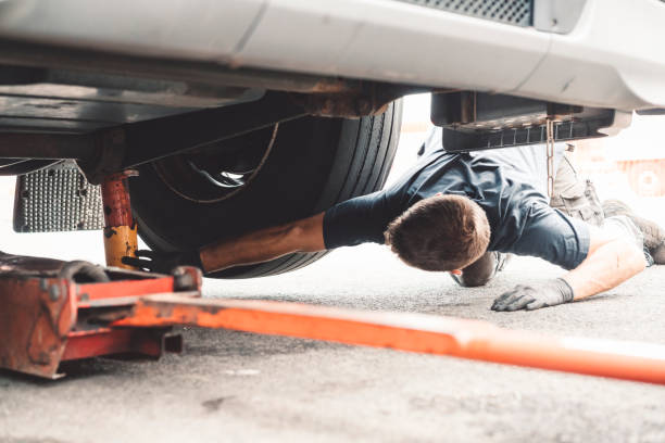 istock Preparing to lift the truck 1036002616