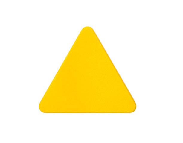Blocco di legno giallo a forma di triangolo isolato su bianco. Giocattoli da costruzione. - foto stock