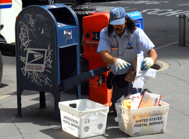 米国の郵便サービス - postal worker delivering mail post office ストックフォトと画像