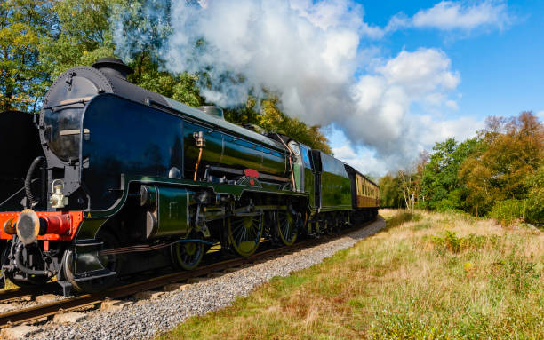 train à vapeur vintage dans le north york moors, yorkshire, uk. - landes écossaises photos et images de collection