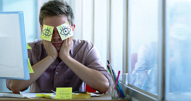 employé de bureau prend une pause - dull colors photos et images de collection