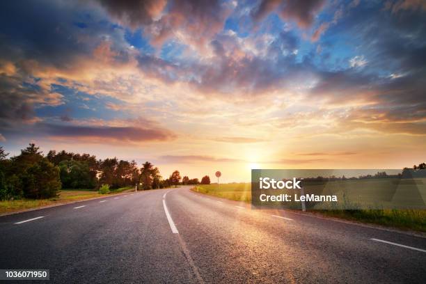 Asfalt Yol Ve Gün Batımında Bölen Çizgiler Stok Fotoğraflar & Yol‘nin Daha Fazla Resimleri - Yol, Güneş batışı, Araba yolculuğu