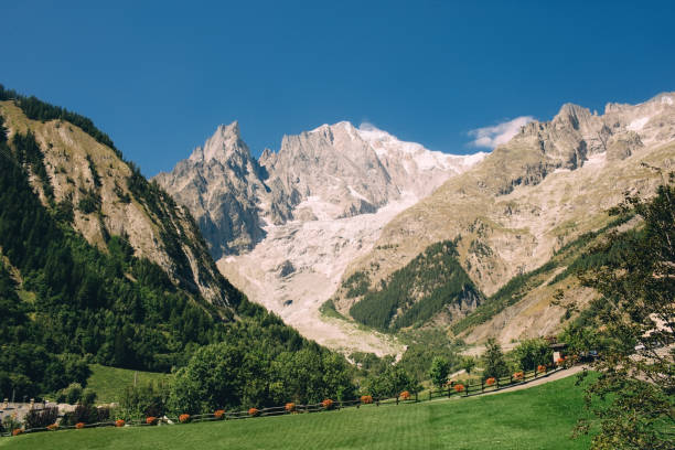 массив монблан. панорама из, курмайор , долина аоста, италия - courmayeur european alps mont blanc mountain стоковые фото и изображения