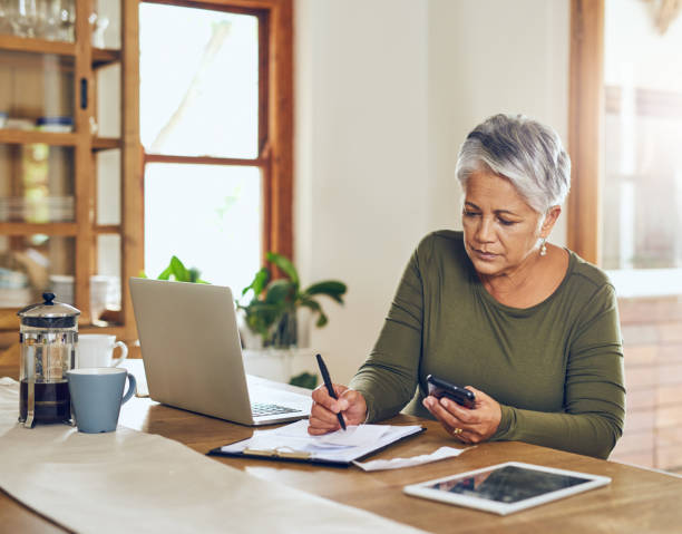 그녀의 가정 예산을 정렬 하려면 하루 복용 - retirement senior adult planning finance 뉴스 사진 이미지