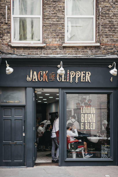 фасад парикмахерской jack the clipper в спиталфилдс, восточный лондон, великобритания. - famous place beautiful london england young adult стоковые фото и изображения