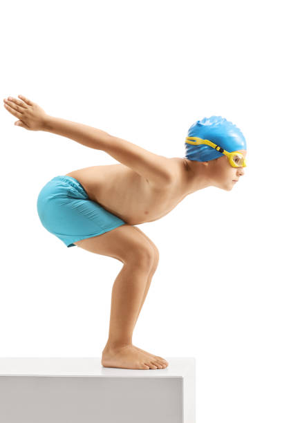 kleine junge schwimmer bereit zum sprung - swimming trunks fotos stock-fotos und bilder