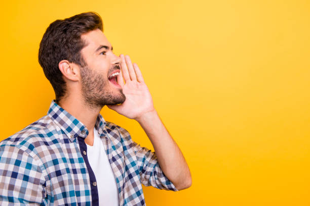 ¡atención! primer plano retrato de joven brunet сheerful en c - men shouting human hand sound fotografías e imágenes de stock