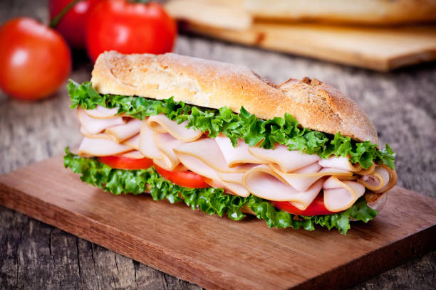 домашний индейка помидор и салат сэндвич - turkey sandwich стоковые фото и изображения