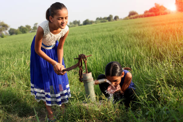 spragniony dziecko wody pitnej - scarcity water people land zdjęcia i obrazy z banku zdjęć