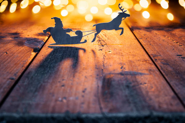санта-клаус рождественское украшение на старом дереве - олень свеча jar карты - reindeer christmas decoration gold photography стоковые фото и изображения