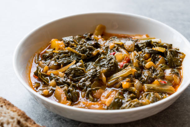 caseras saludables acelgas con arroz, cebolla y pasta de tomate turco alimentos pazi. - espinaca fotografías e imágenes de stock