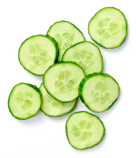 rodajas de pepino fresco, aislados sobre fondo blanco - cucumber fotografías e imágenes de stock