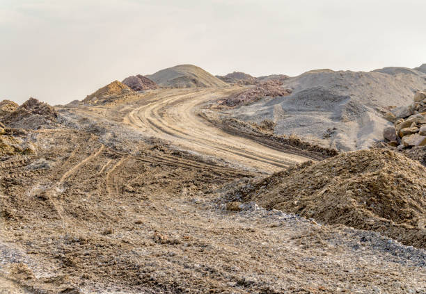 paysage chaotique - dirt road photos et images de collection