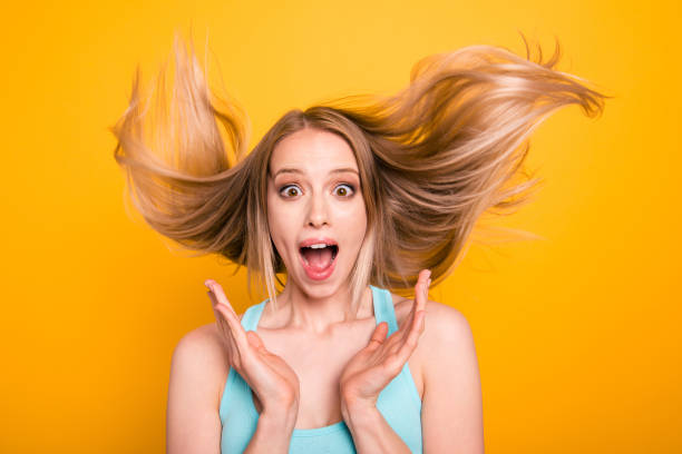 예기치 않게 좋은 소식! 검은 금요일 이번 주! 활짝 열려 눈과 입을 선명한 노란색 배경과 텍스트 복사 공간에 고립 된 젊은 금발 여자의 초상화 닫기 즐겁게 소리 질러 - blowing hair audio 뉴스 사진 이미지