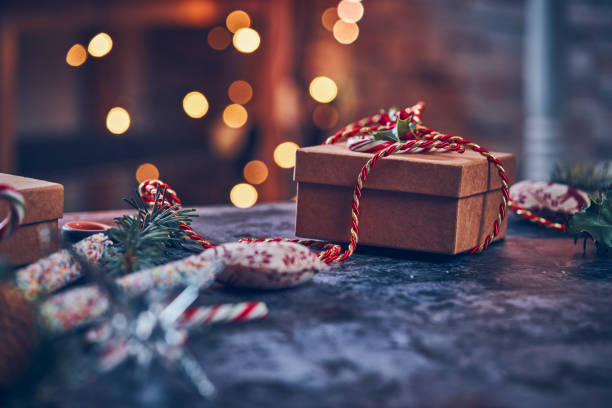 owijanie i dekorowanie prezentów świątecznych - christmas christmas ornament human hand decoration zdjęcia i obrazy z banku zdjęć