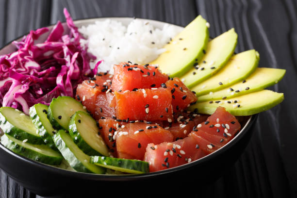 rohe organische ahi thunfisch poke schüssel mit reis und gemüse nahaufnahme. horizontale - close up green plate salad stock-fotos und bilder