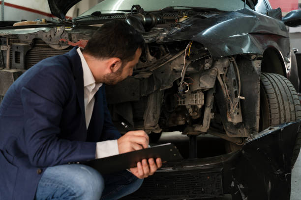 versicherungsvertreter, blick auf auto - car insurance insurance agent damaged stock-fotos und bilder