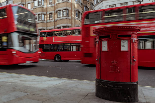 czerwona skrzynka pocztowa w londynie z piętrowym autobusem przejeżdżającym obok - bus double decker bus london england uk zdjęcia i obrazy z banku zdjęć