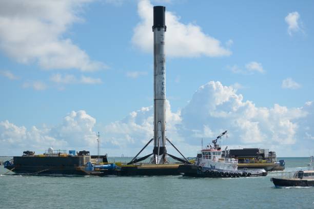 falcon 9 booster az uszályon vontatóhajóval - spacex falcon 9 témájú stock jellegű vizuális alkotások, jogdíjmentes fotók és képek