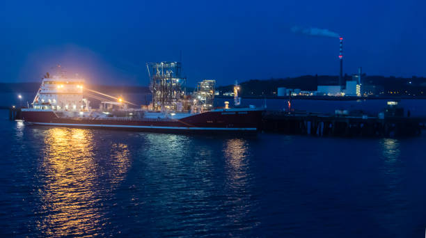 rozładunek i elektrownia tankowca u wybrzeży cork, irlandia - republic of ireland corcaigh night photography zdjęcia i obrazy z banku zdjęć