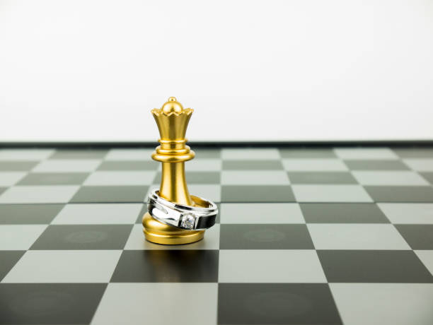 キング ダイヤモンド リング ボード、結婚式のコンセプトにチェスの駒。 - chess king chess chess piece black ストックフォトと画像