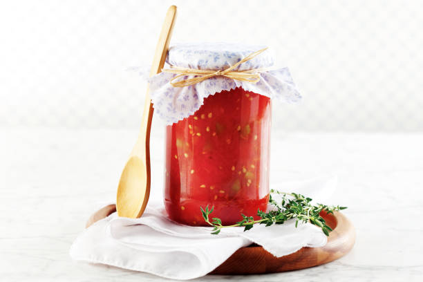 home in dosen tomaten-sauce - preserves pickle jar relish stock-fotos und bilder