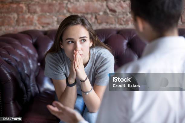 Infeliz Joven En El Psicólogo Foto de stock y más banco de imágenes de Adolescente - Adolescente, Terapia - Tratamiento médico, Profesional de salud mental