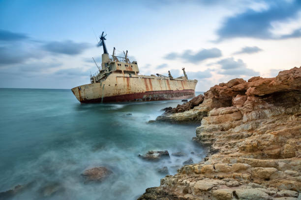 사이 프 러 스의 해안 근처 버려진된 배 - cyprus paphos storm sea 뉴스 사진 이미지