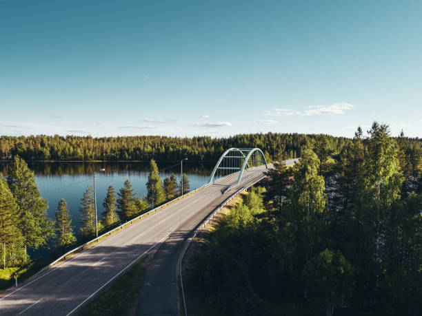 стальной мост через озеро в суомусалми финляндия - architecture blue bridge iron стоковые фото и изображения