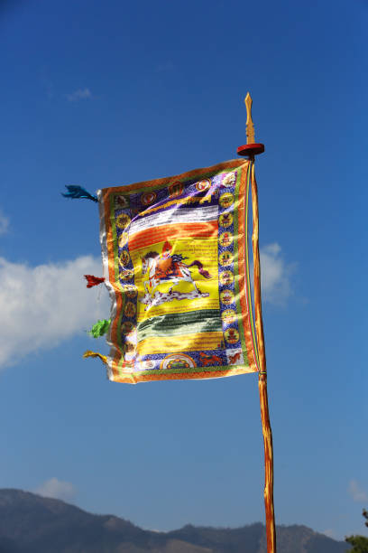 drapeau religieux dans la vallée de phobjikha au bhoutan - bhutanese flag photos et images de collection