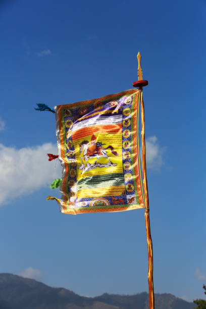 부탄에서 phobjikha 골짜기에서 종교 깃발 - bhutanese flag 뉴스 사진 이미지