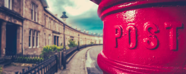 panorama post box della città britannica - mailbox mail letter old fashioned foto e immagini stock